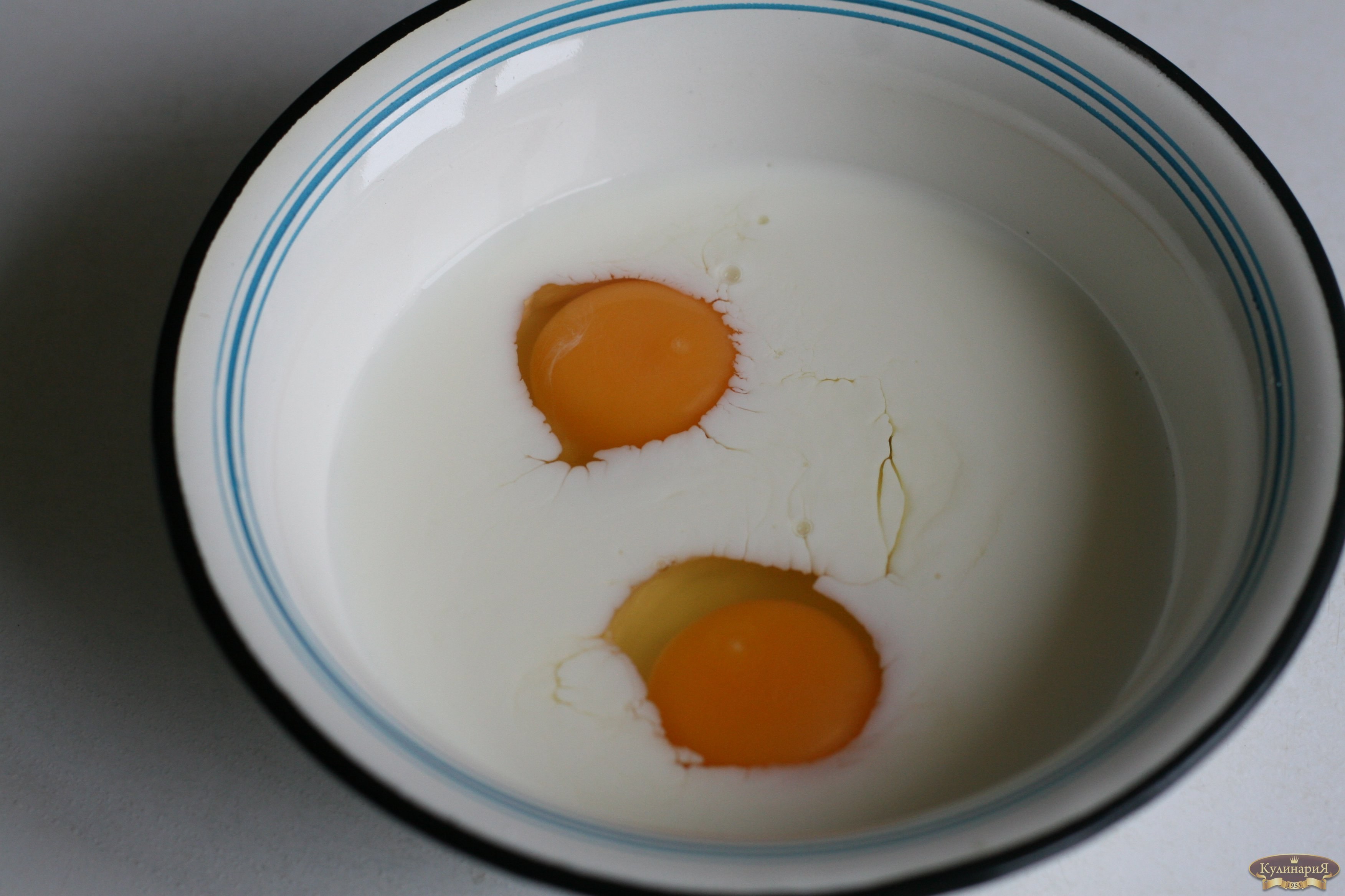 Разбитые яйца 2. Яйца в миске с молоком. Смешивание яиц и молока. Смешать яйца с молоком. Яйца перемешанные с молоком.