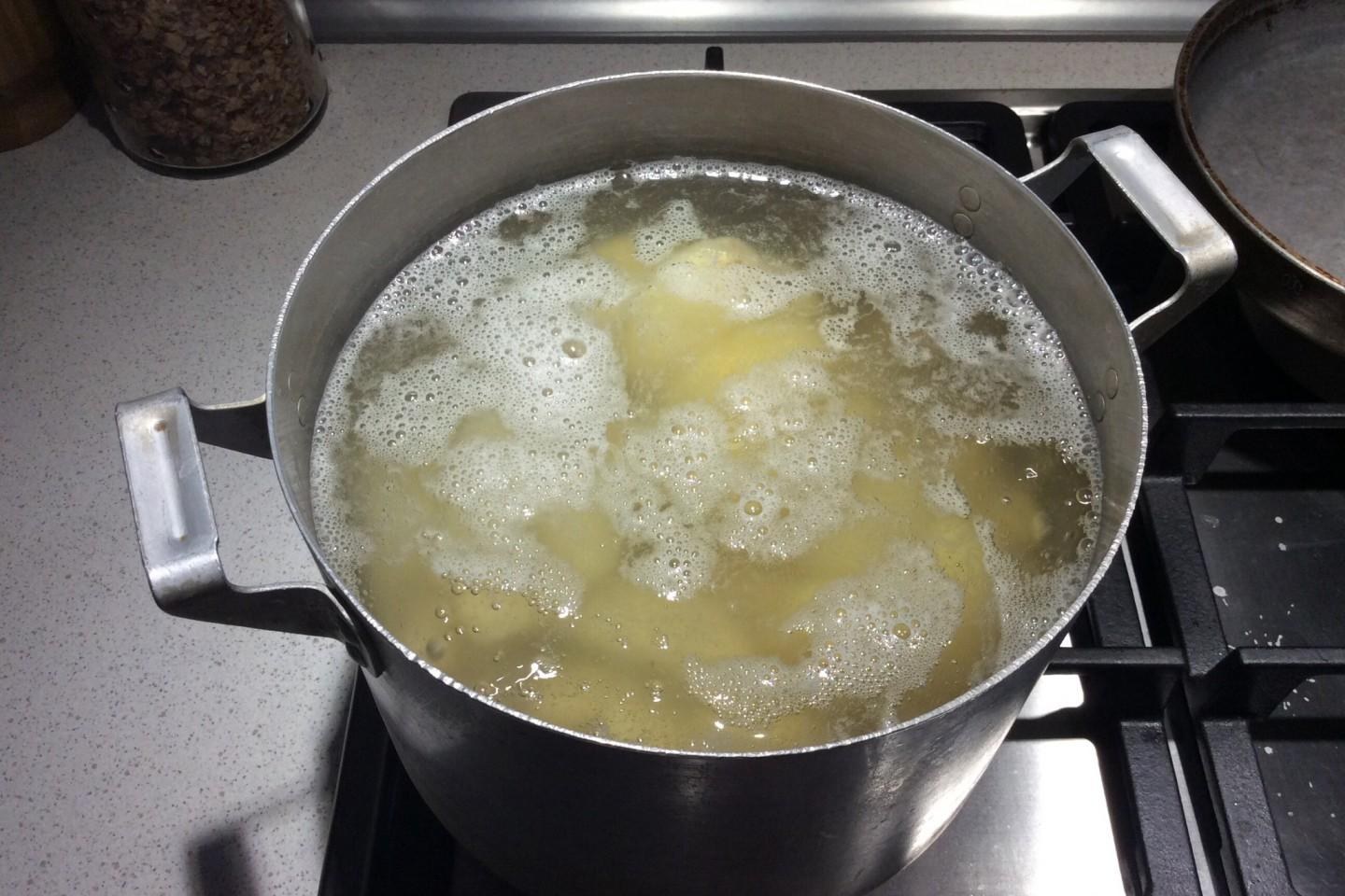 Можно ставить кастрюлю в духовку. Картошка в кастрюле. Кастрюля для паровой бани. Картошка в кастрюле с водой. Зеленая вода после варки картофеля.