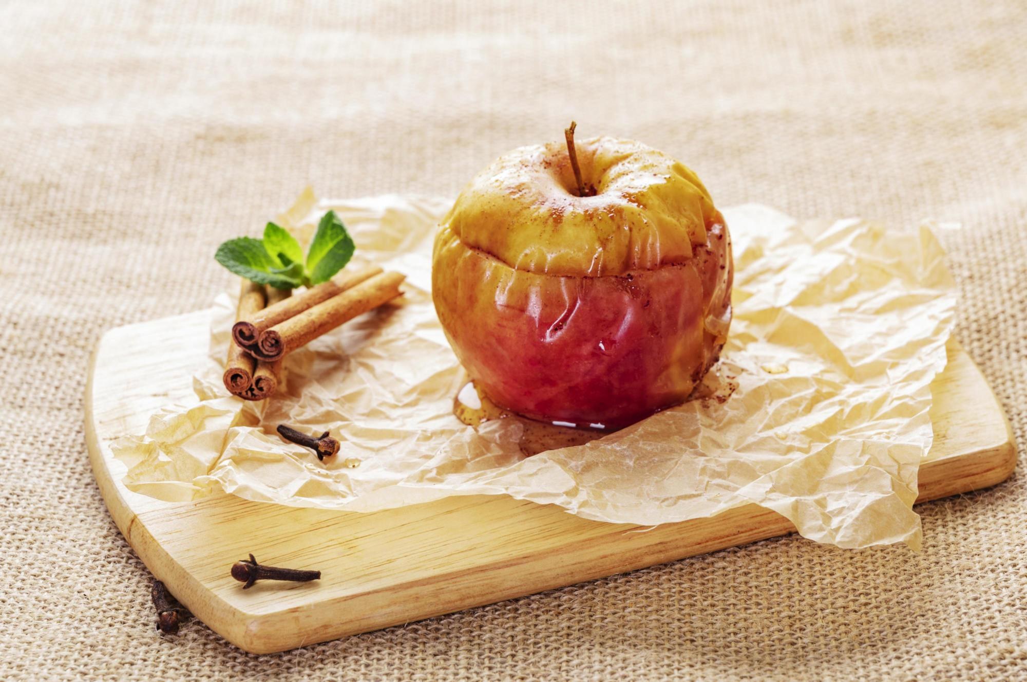 Свежие печеные яблоки. Печеные яблоки. Запеченные яблоки с медом. Запеченные яблоки с корицей. Печёные яблоки с корицей в духовке.