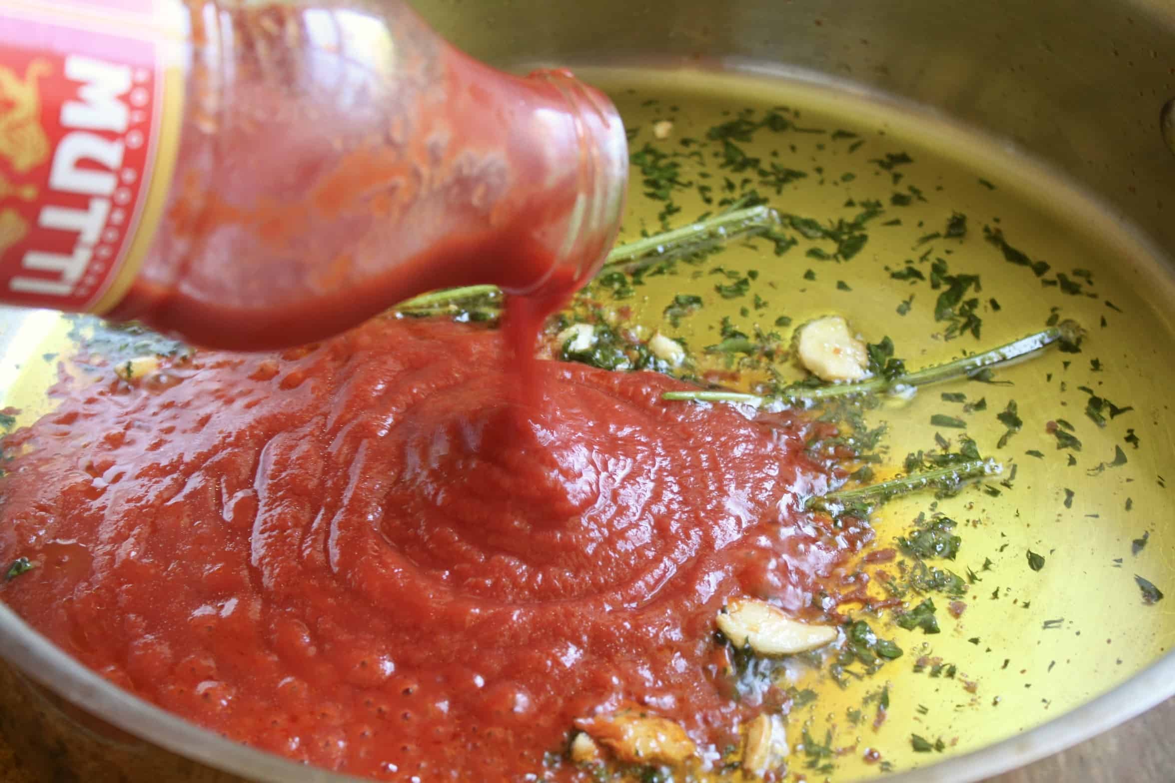 Подлива сметана и томатная паста для тефтелей