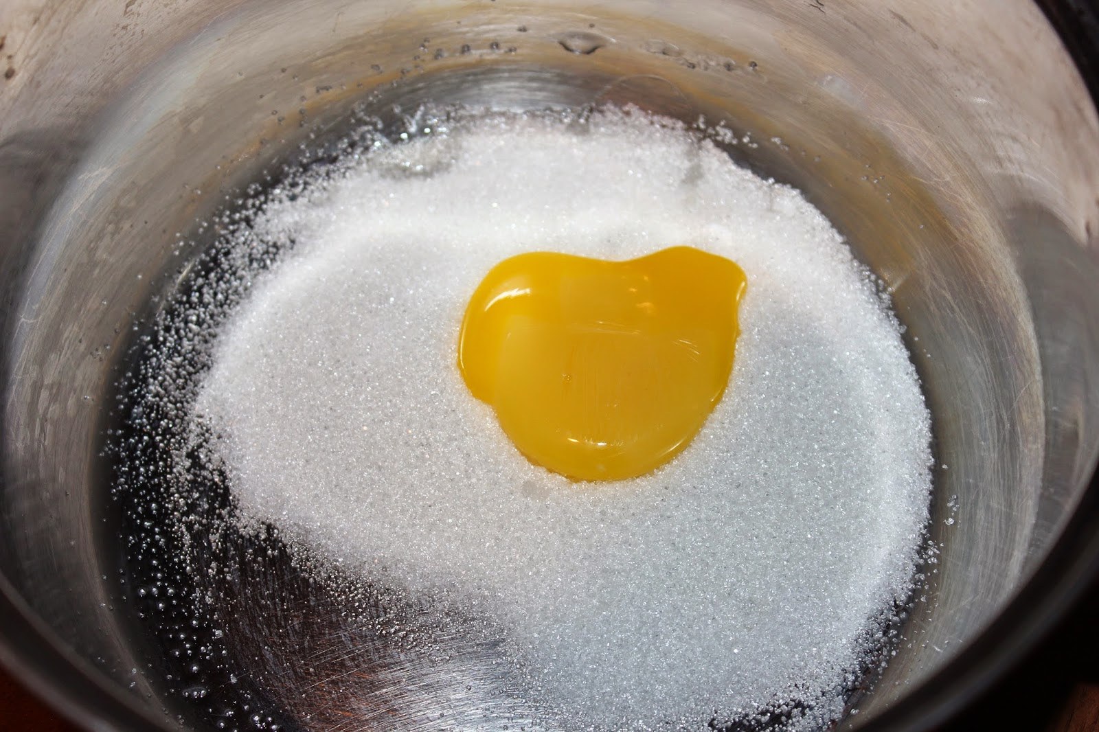 Мука сода вода яйцо. Растереть желтки с сахаром. Яичные желтки растирают с сахаром. Взбитые желтки с сахаром. Желток смешать с сахаром.
