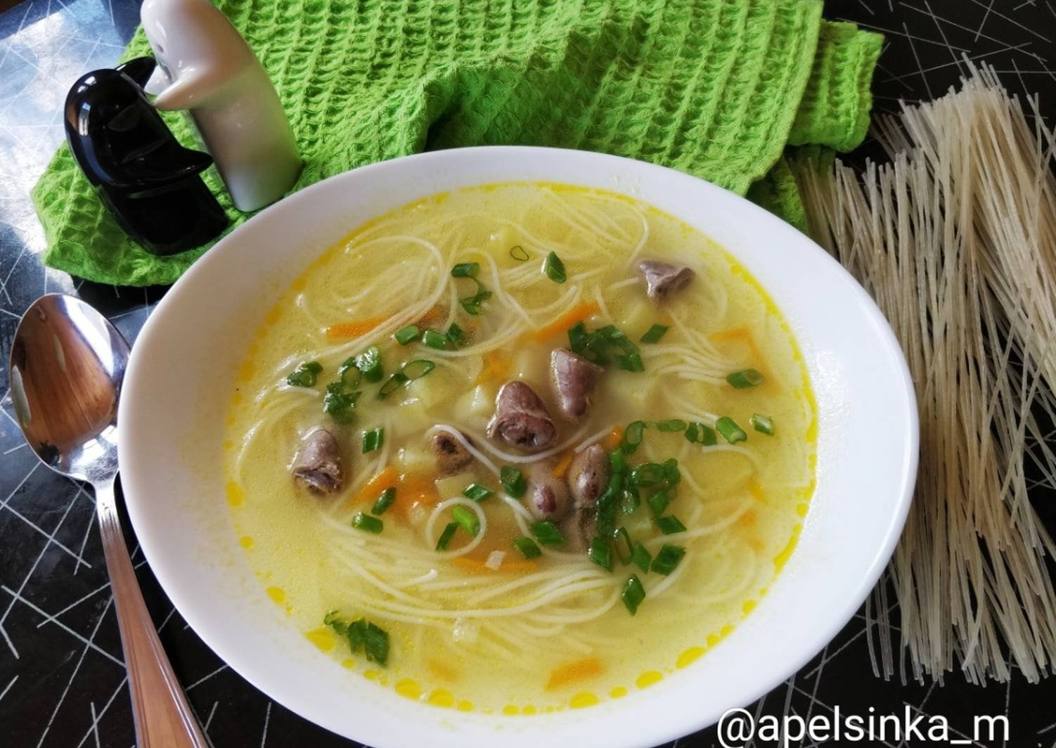 Рецепт лапши домашней с курицей и картошкой. Суп с куриными потрошками. Суп лапша с потрошками. Суп с куриными потрошками и лапшой. Суп из куриных потрошков.