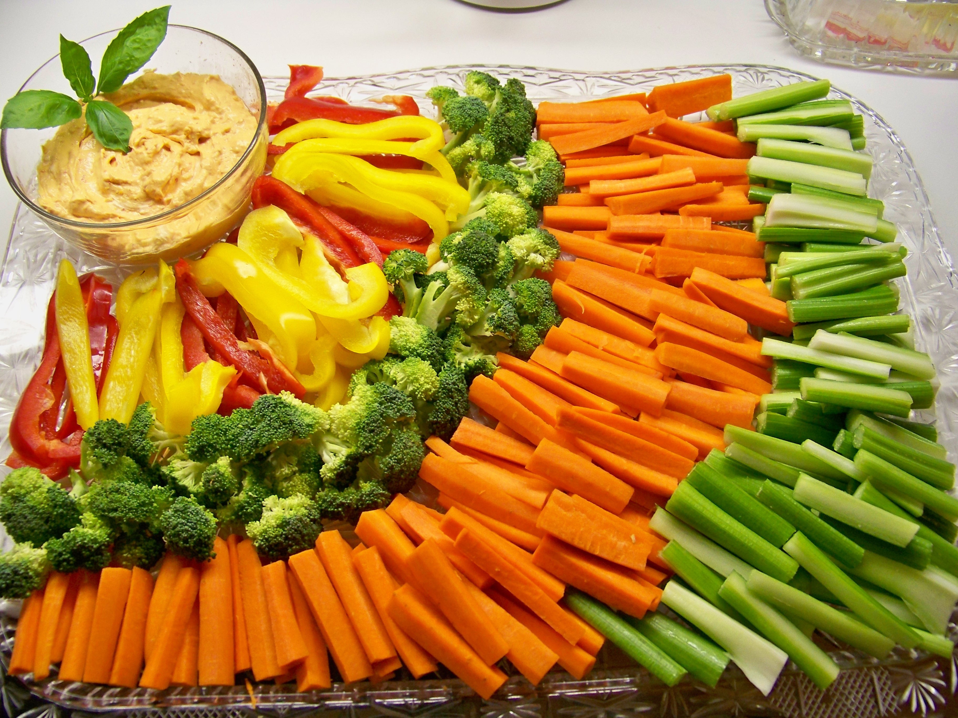 Свежие овощи на праздничный стол. Овощная нарезка. Нарезка овощей на праздничный. Красивая овощная нарезка. Красивая овощная тарелка.