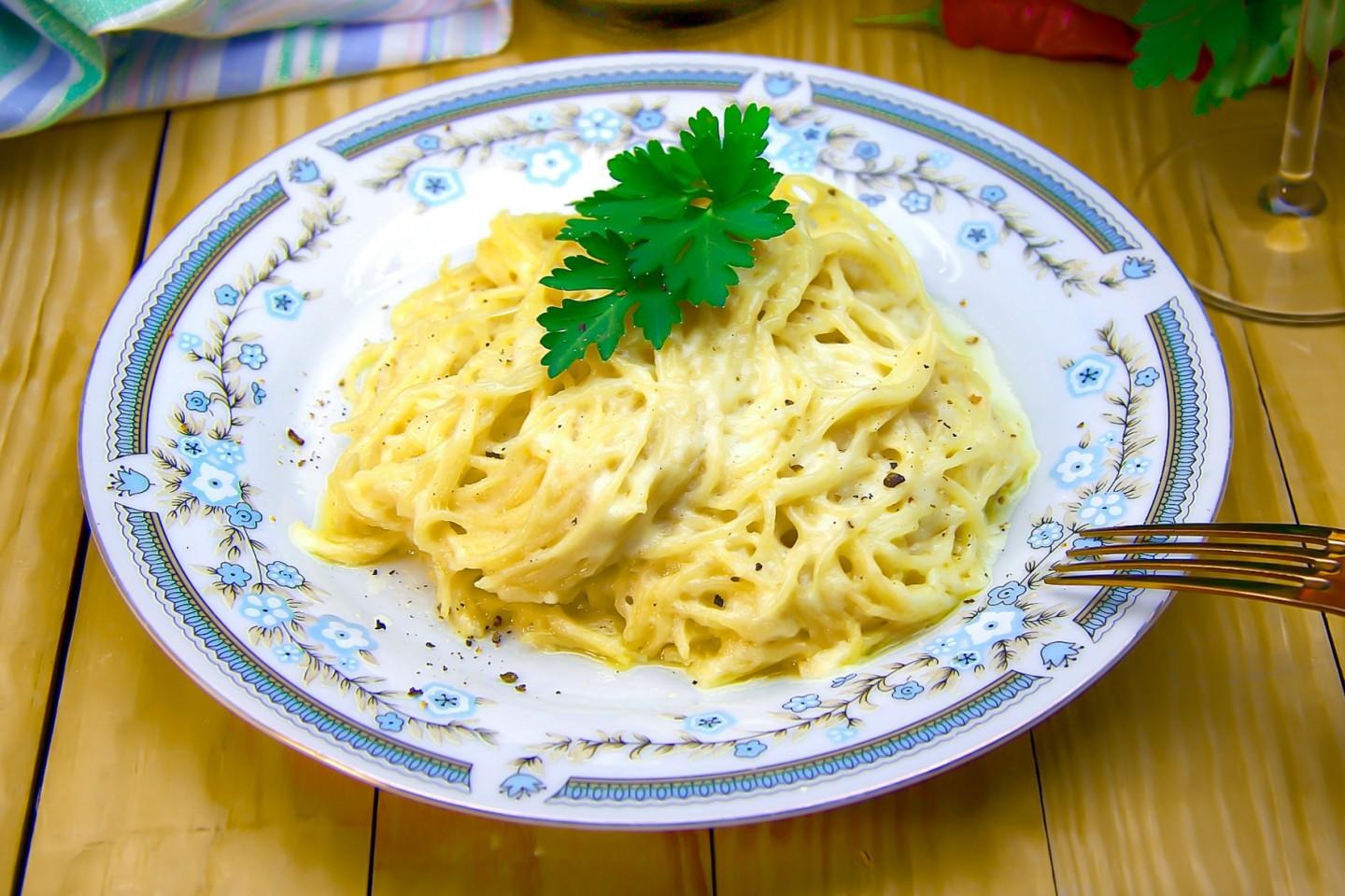 Макароны с сыром и сметаной рецепт. Макароны в сливочном соусе с сыром. Спагетти в сливочном соусе с сыром. Макароны в сливочно сырном соусе. Спагетти с сыром и сливками.