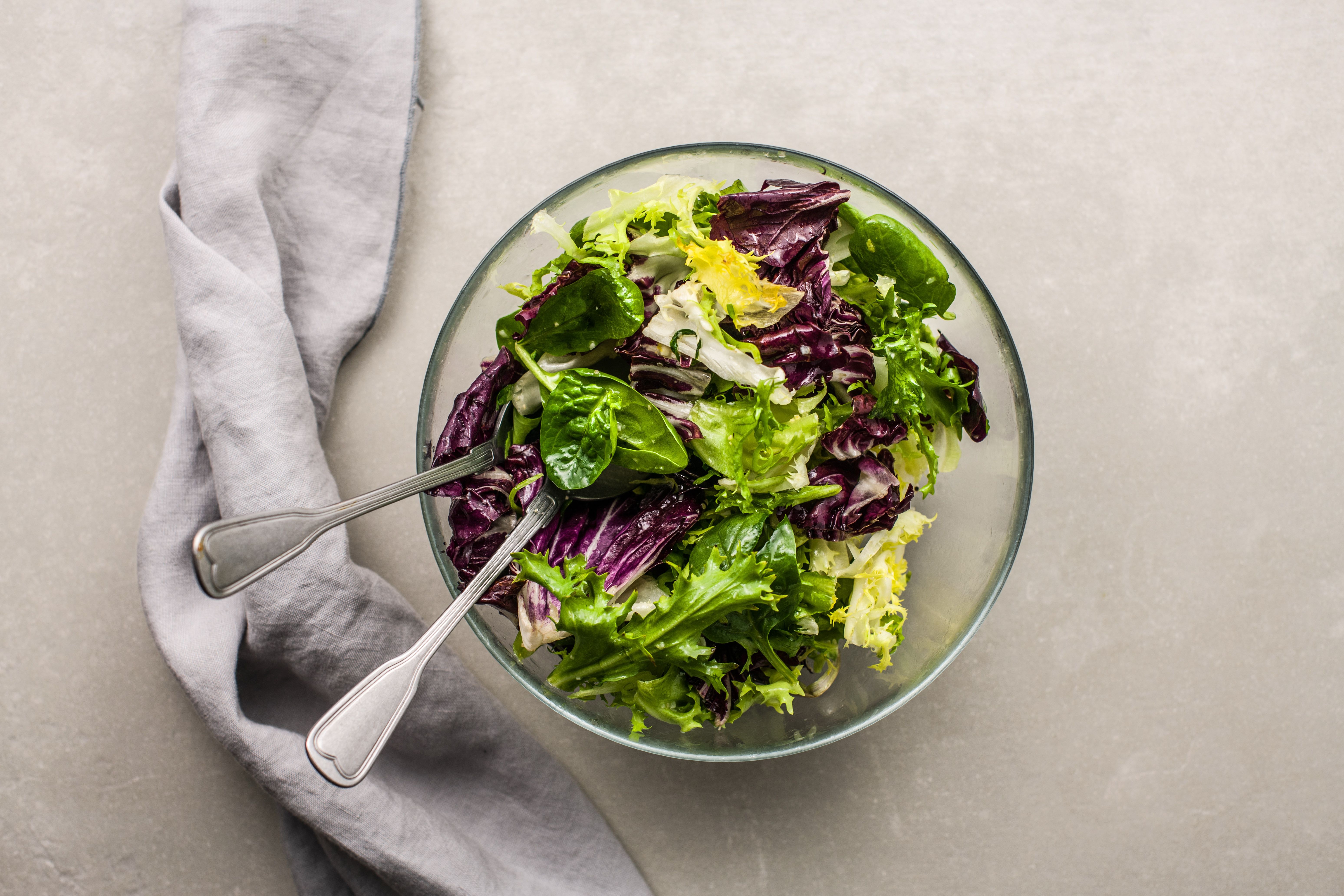 Заправка к овощному салату. Салаты. Зелень для салатов. Салат из зелени. Салат с маслом.