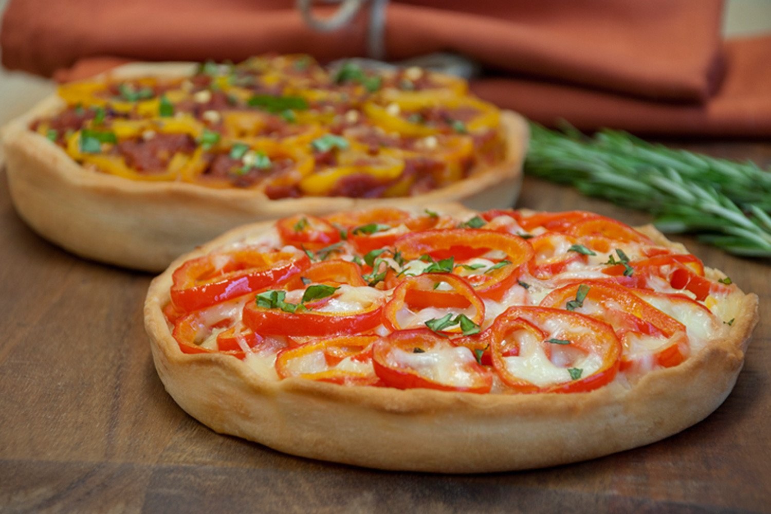 мини пицца из дрожжевого теста с колбасой и сыром в духовке фото 61