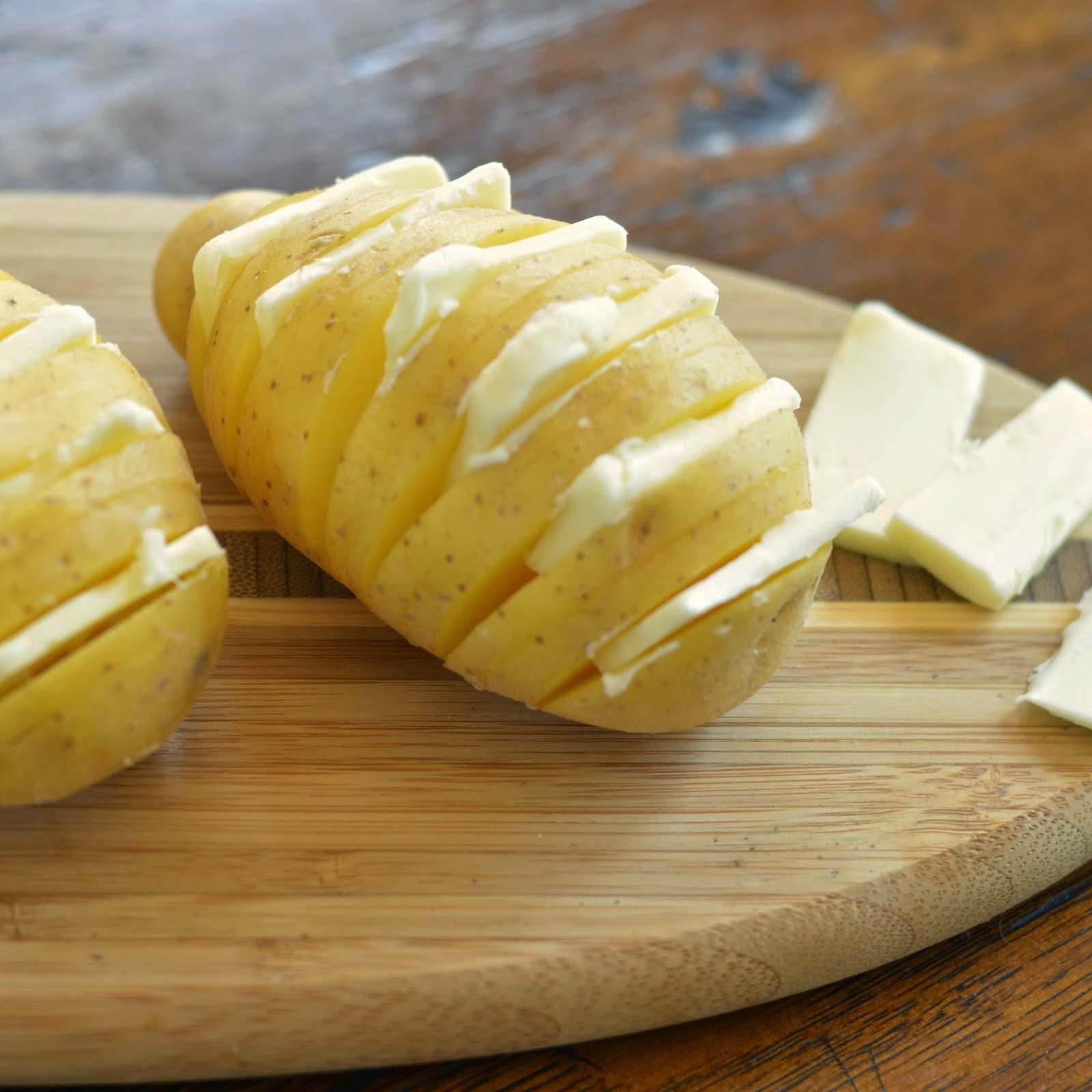 Картошка и сыр что можно приготовить. Картофель Хассельбек. Картофель с сыром. Запеченная картошка с сыром. Картофель запеченный с сыром.