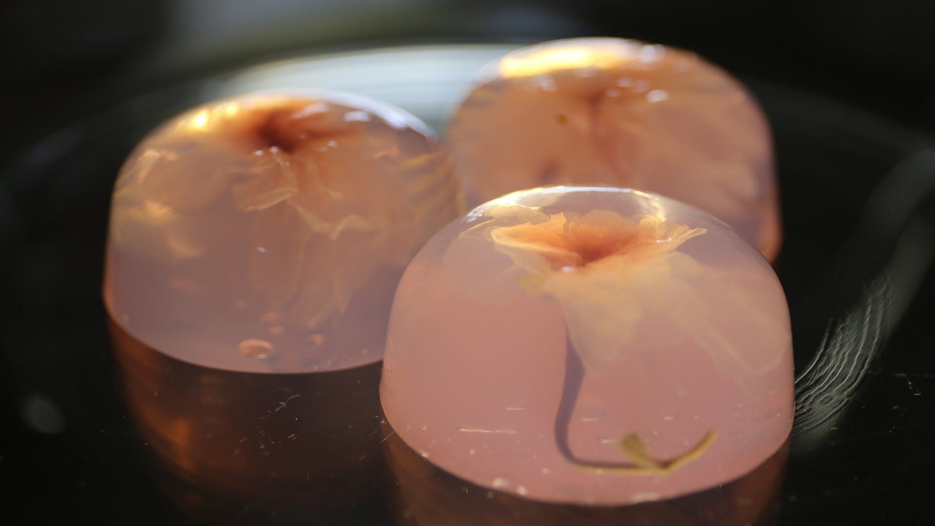 Японское желе. Японский десерт Сакура в персиковом желе. Сакура в желе. Желе из Сакуры. Японские прозрачные сладости.