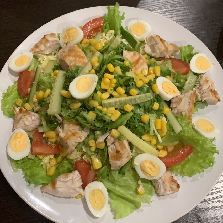Салат с пекинской капустой и кукурузой и огурцом