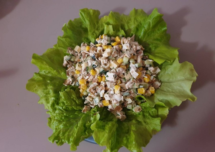 Салат с пекинской капустой и кукурузой и огурцом