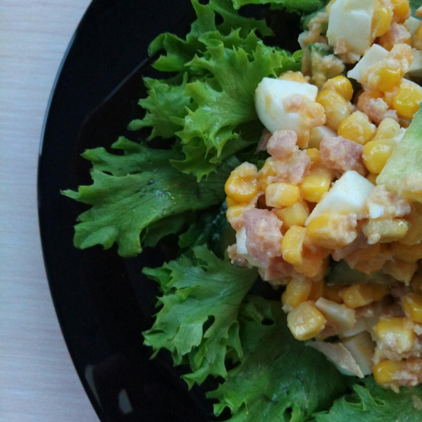 Блинный салат с кукурузой