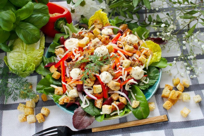Салат с кукурузой сверху