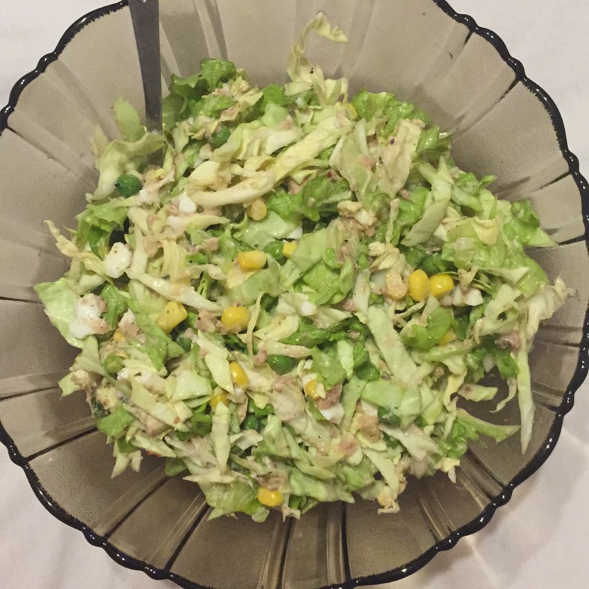 Салат с листьями салата и кукурузой