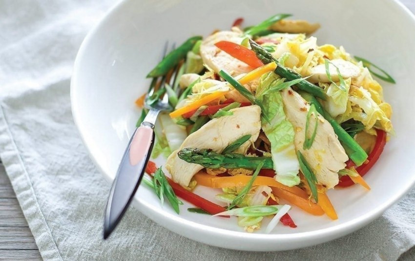 Салат с пекинской капустой и кукурузой сухариками