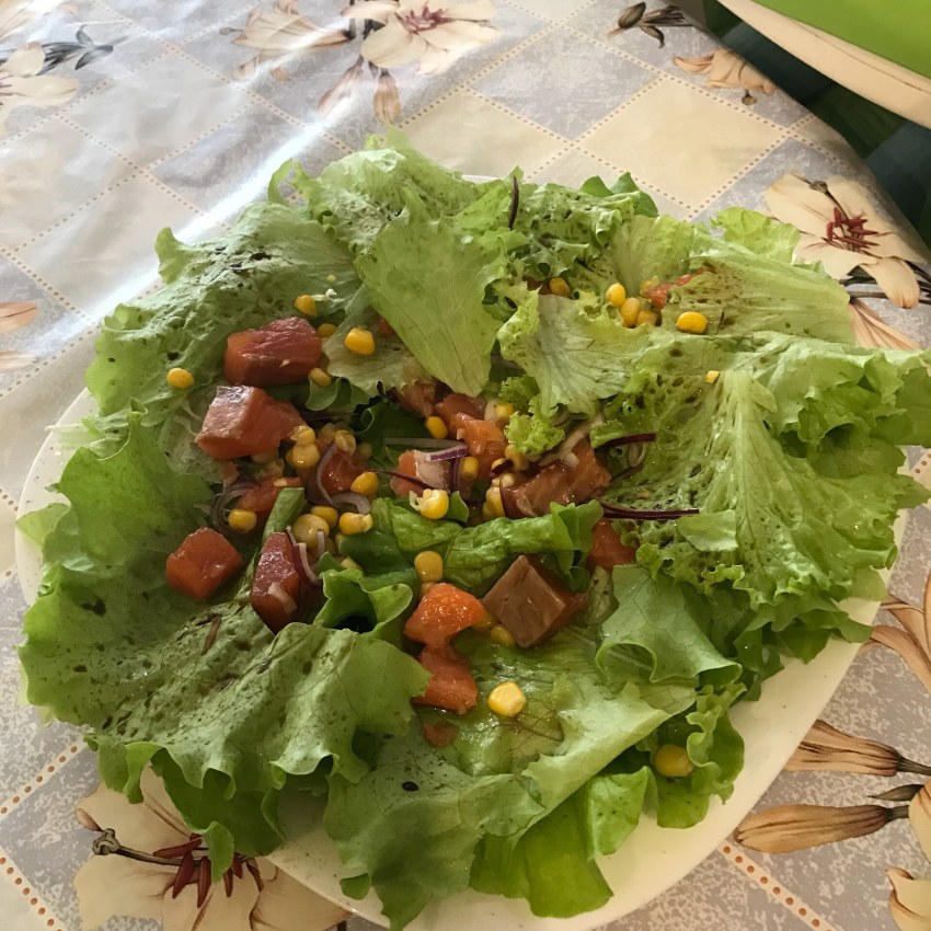 Салат с слабосоленой форелью и кукурузой