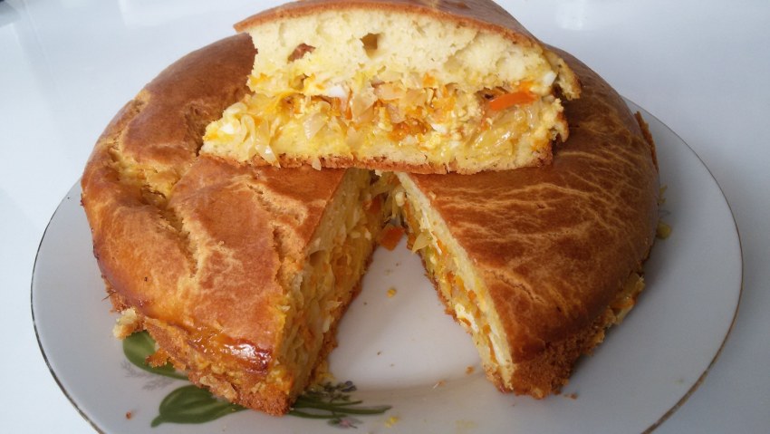 Заливной пирог с яйцом и зеленым луком