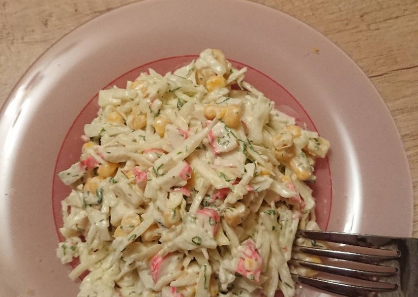 Салат с крабовыми палочками и кукурузой