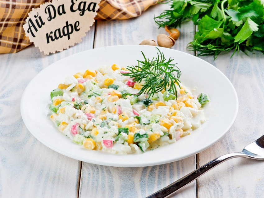 Салат с крабовыми палочками и кукурузой