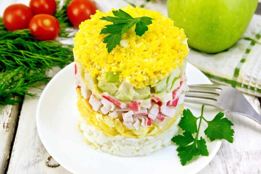 Салат с крабовыми палочками и огурцом и яйцом