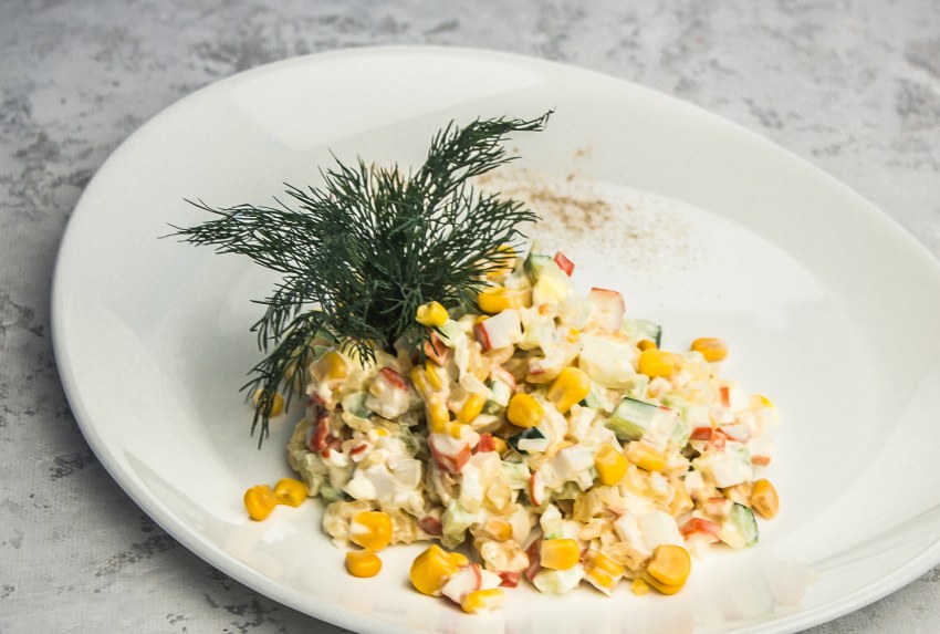 Рис с крабовыми палочками и кукурузой