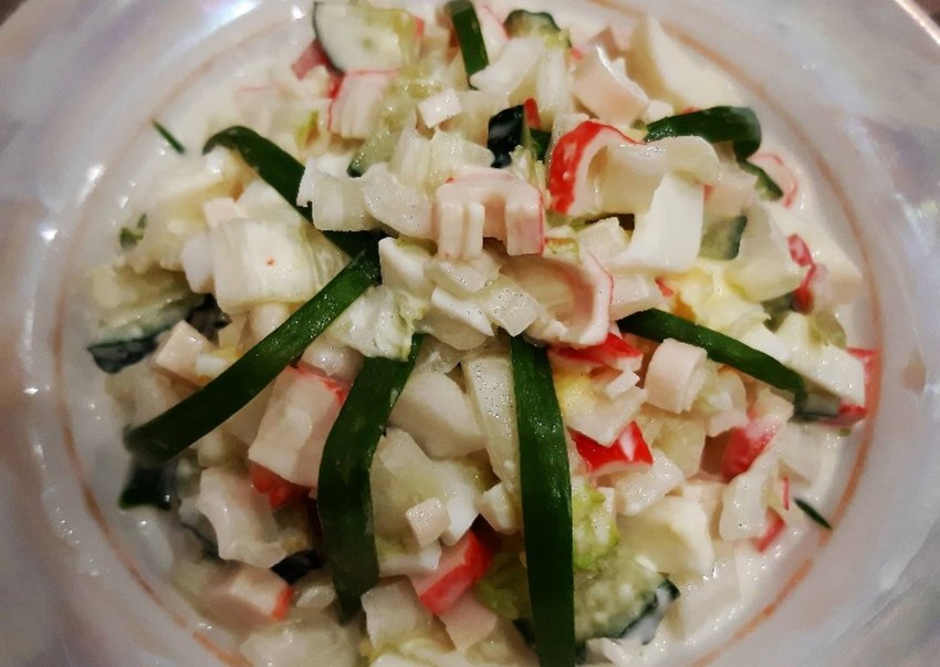 Салат с крабовыми палочками и рисом