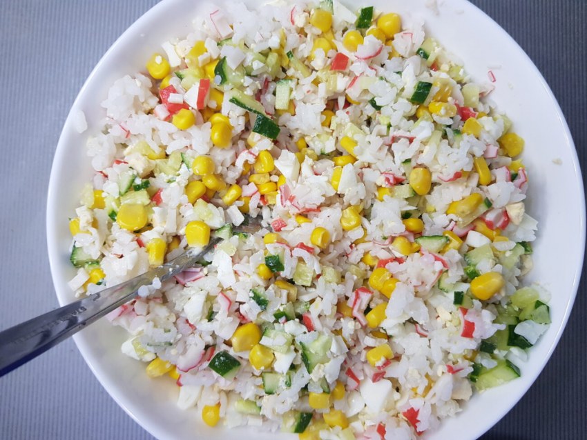Салат с крабовыми палочками и рисом