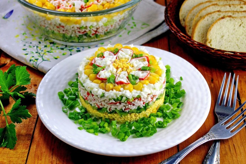 Салат с крабовыми палочками и кукурузой и яйцом и рисом