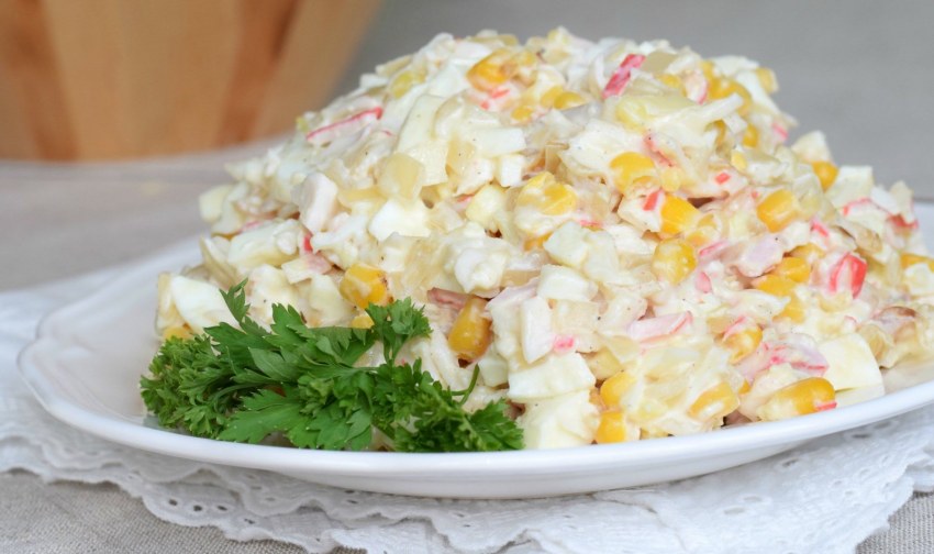 Салат с крабовыми палочками и кукурузой
