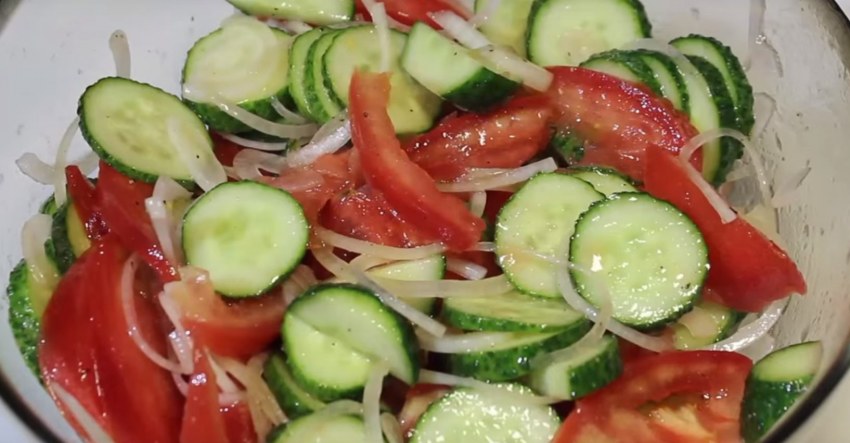 Салат из помидор и огурцов кубиками