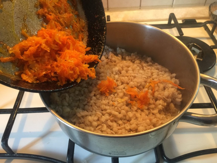 Перловая каша с жареным луком и морковью