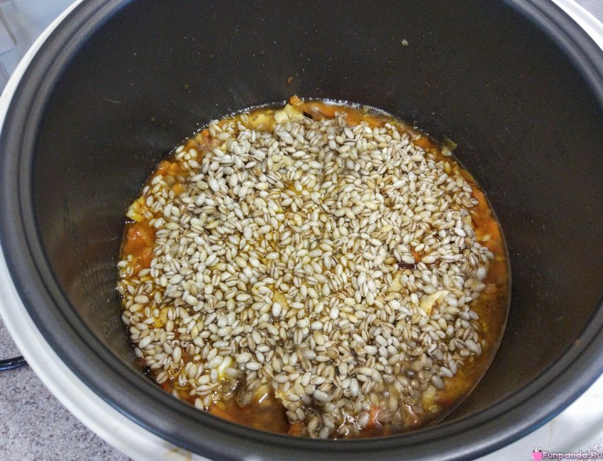 Перловка с тушенкой на сковороде
