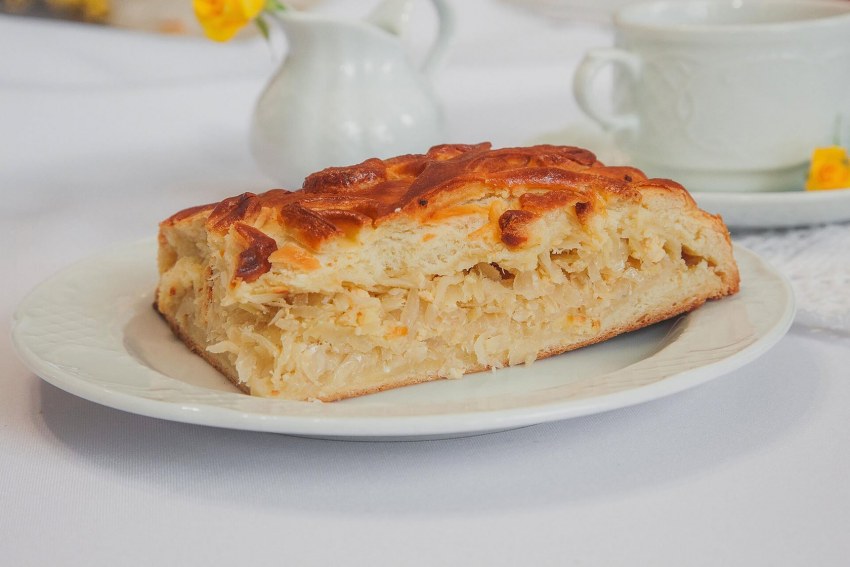 Пирог кулебяка с капустой и яйцом