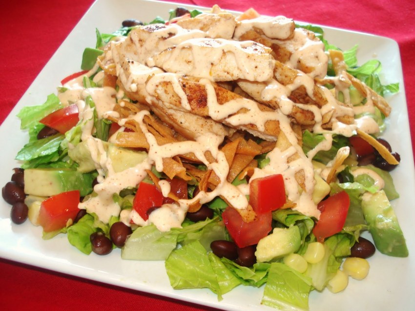 Салат с омлетом и курицей