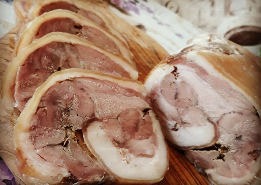 Мясной рулет из рульки свиной
