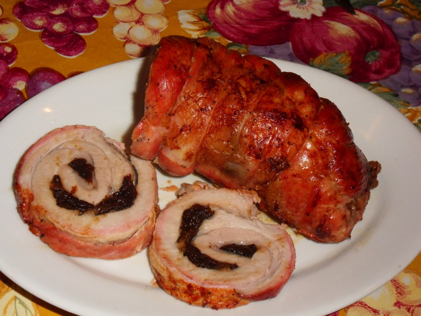 Фаршированная свиная вырезка с черносливом и орехами