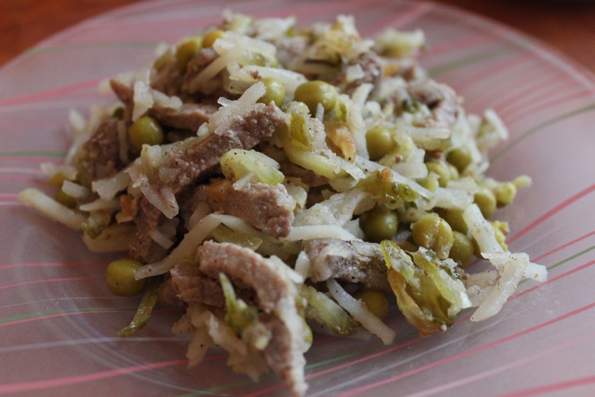 Вкусный мясной салат