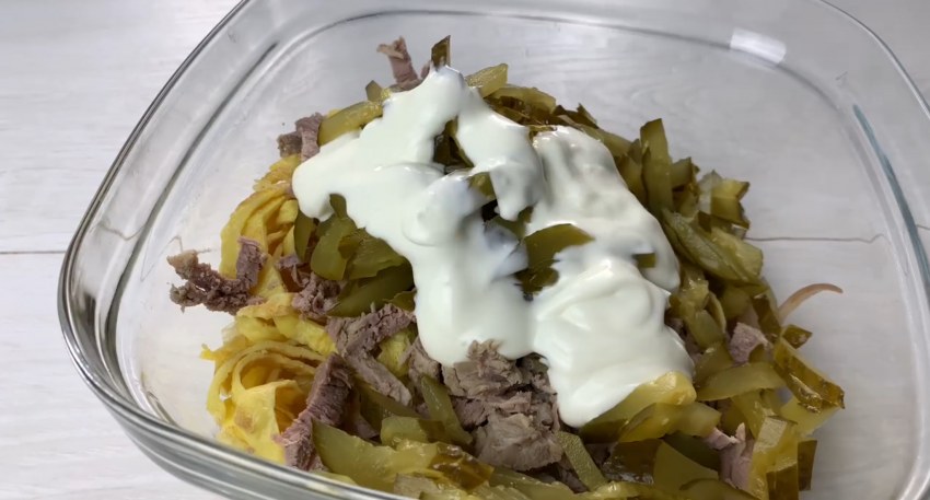 Мужской салат с говядиной и луком