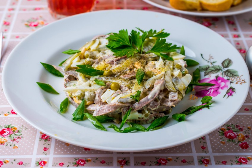 Салат с языком говяжьим и соленым огурцом