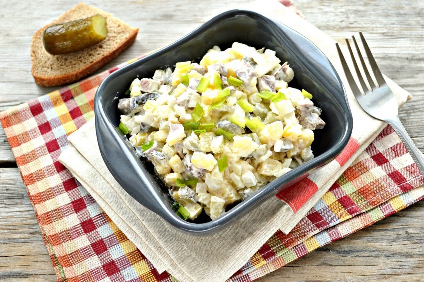 Салат с картофелем и солеными огурцами