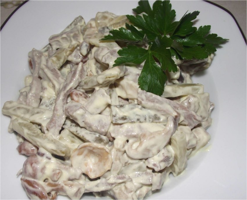 Салат с говяжьим языком и грибами