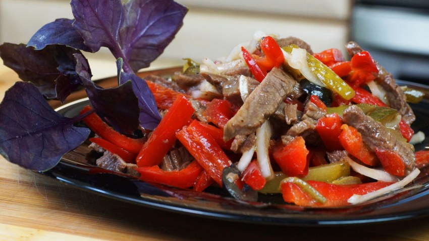 Салат с говядиной и овощами
