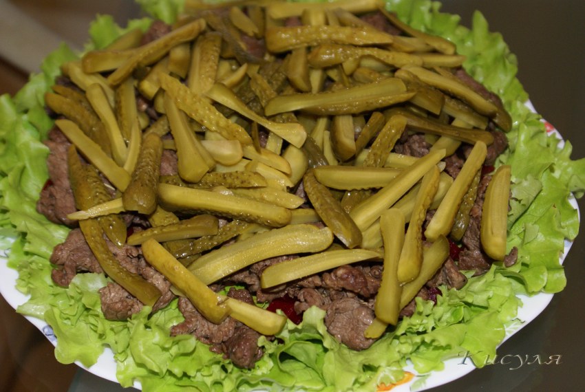 Салат мясной с говядиной и солеными огурцами и грибами
