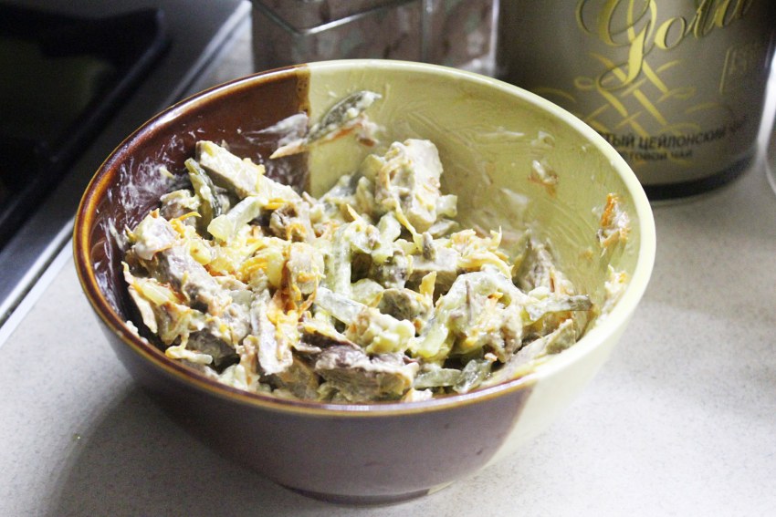 Салат со свининой и солеными огурцами