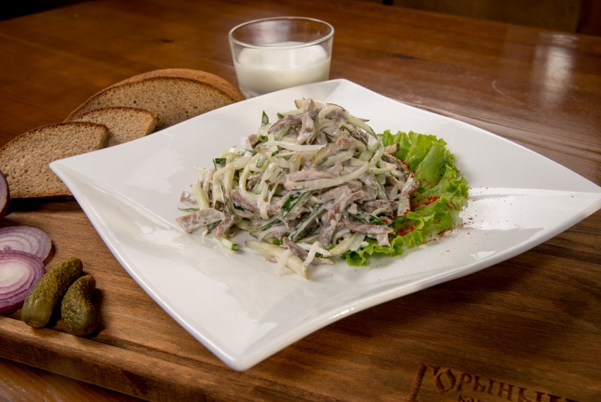 Салат мясной с говядиной подача