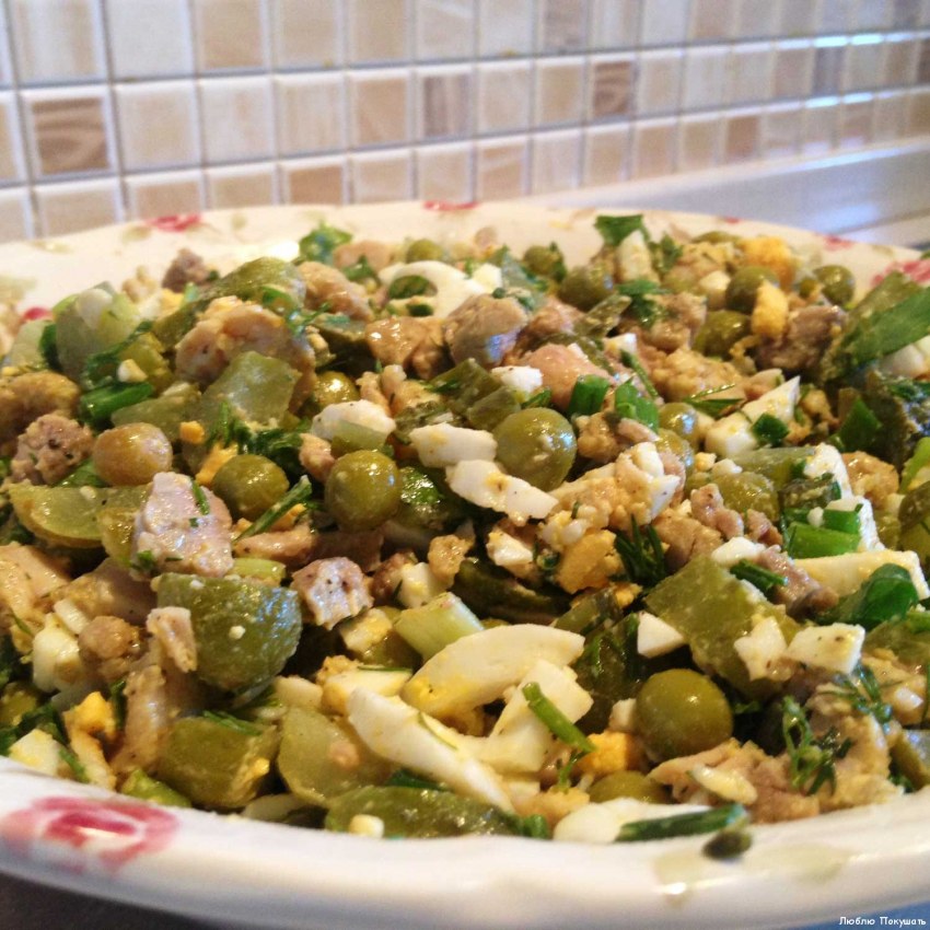 Салат с солёными огурцами