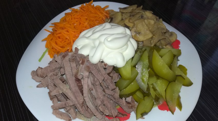 Салат с мясом говядины и соленым огурцом морковкой