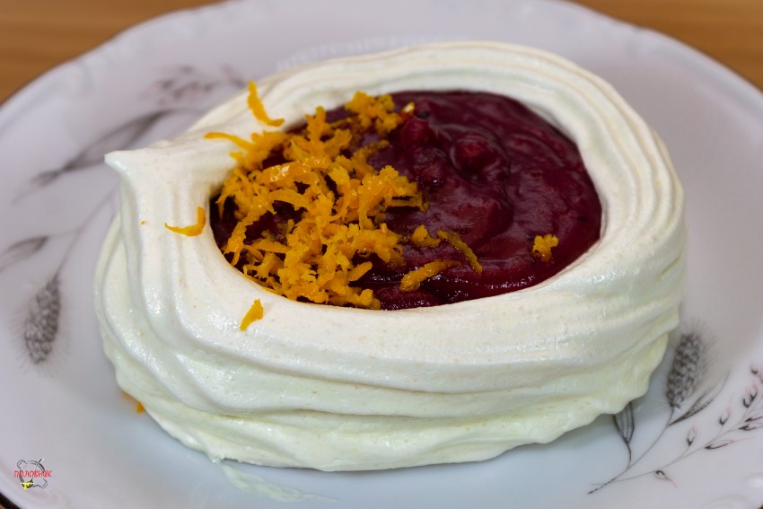 Маковый торт с лимонным курдом и клубничным конфи