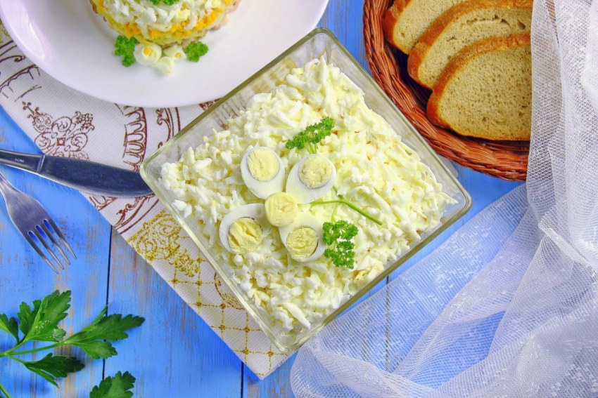 Салат невеста с копченой курицей и плавленным сыром