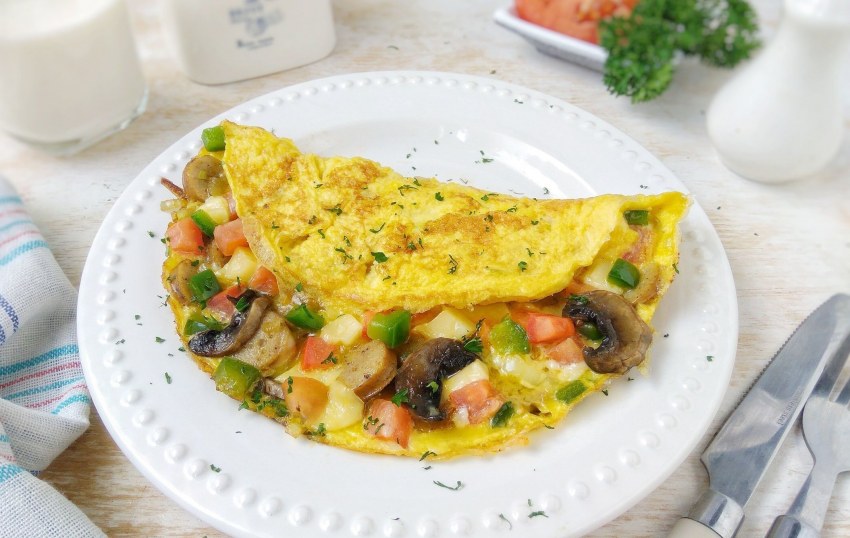 Омлет с горошком и кукурузой