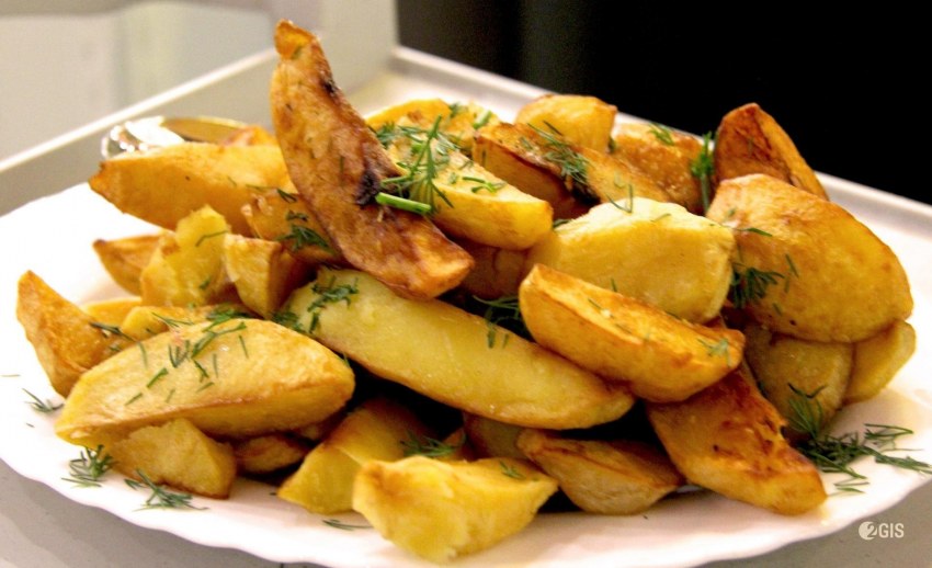 Картошка по деревенски с сырным соусом
